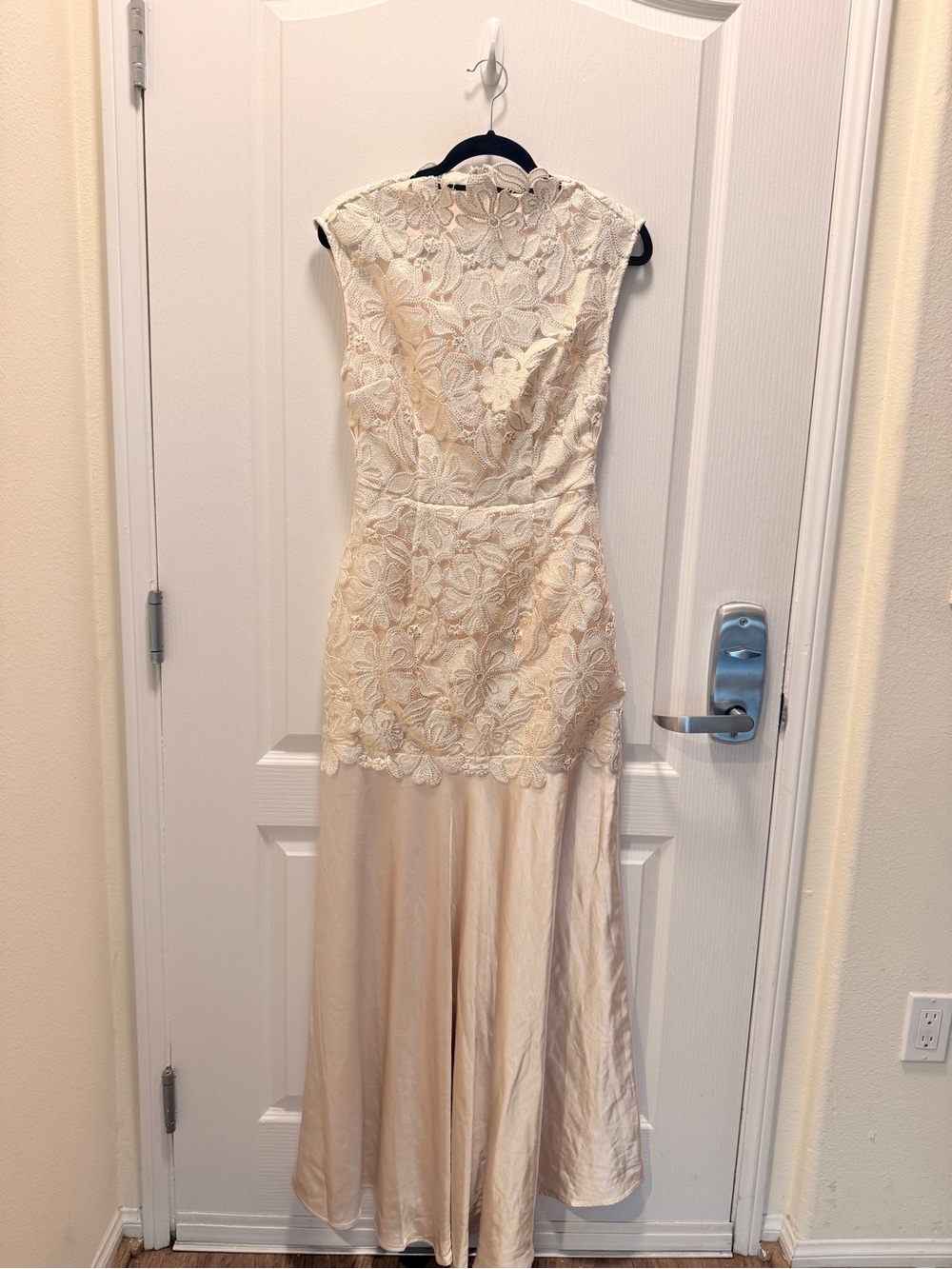 ELLIATT Nicoletta High Neck Gown in Gold Size S NWT - Picture 6 of 8